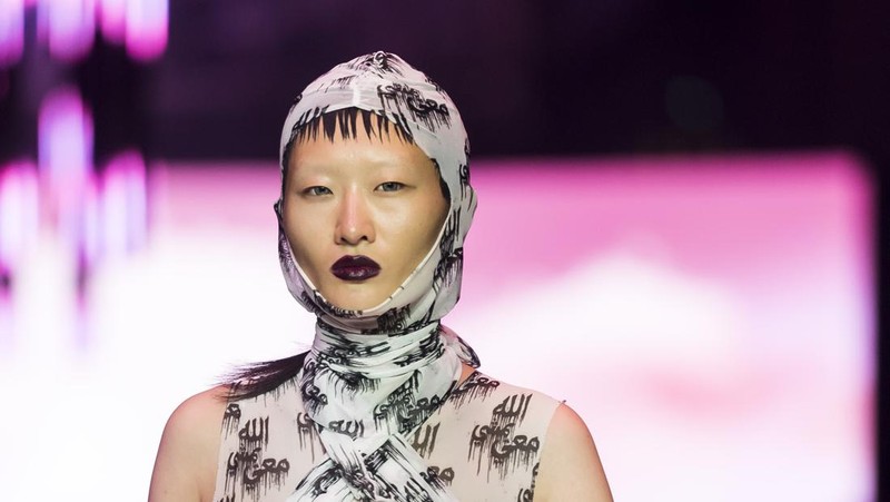Seorang model memamerkan rancangan Not A Man's Dream selama Closing Runway di Melbourne Fashion Festival pada 11 Maret 2023 di Melbourne, Australia. (Naomi Rahim/WireImage)