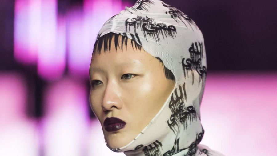 Seorang model memamerkan rancangan Not A Man's Dream selama Closing Runway di Melbourne Fashion Festival pada 11 Maret 2023 di Melbourne, Australia. (Naomi Rahim/WireImage)