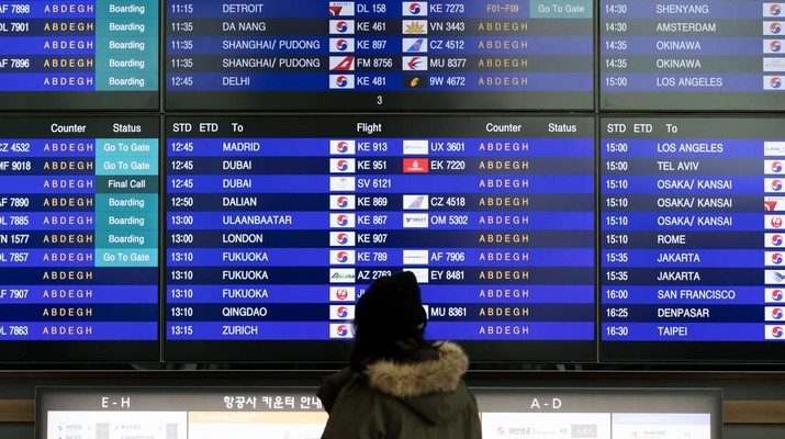 Seorang pelancong melihat layar yang menampilkan informasi keberangkatan penerbangan di dalam gedung terminal 2 di Bandara Internasional Incheon di Incheon, Korea Selatan, Kamis, 18 Januari 2018. Terminal baru dibuka hari ini. Seorang pelancong melihat layar yang menampilkan informasi keberangkatan penerbangan di dalam gedung terminal 2 di Bandara Internasional Incheon di Incheon, Korea Selatan, Kamis, 18 Januari 2018. Terminal baru dibuka hari ini. (File Foto - SeongJoon Cho/Bloomberg via Getty Images)