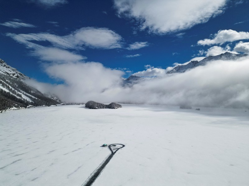 SWITZERLAND-FREEDIVING/ICE-RECORD Czech freediver David Vencl dives to 52 metres under the ice of Lake Sils in one breath and wearing only a swimsuit in this picture taken from a video in Sils near St. Moritz, Switzerland March 14, 2023. David Vencl Organisation/Handout via REUTERS THIS IMAGE HAS BEEN SUPPLIED BY A THIRD PARTY. NO RESALES. NO ARCHIVES
