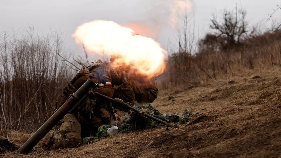 Ukrainian soldiers of the Paratroopers' of 80th brigade fire a mortar shell at a frontline position near Bakhmut, amid Russia's attack on Ukraine, in Donetsk region, Ukraine March 16, 2023. REUTERS/Violeta Santos Moura     TPX IMAGES OF THE DAY