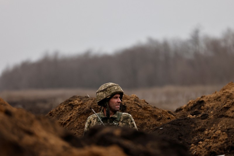 Ukrainian soldiers of the Paratroopers' of 80th brigade fire a mortar shell at a frontline position near Bakhmut, amid Russia's attack on Ukraine, in Donetsk region, Ukraine March 16, 2023. REUTERS/Violeta Santos Moura     TPX IMAGES OF THE DAY