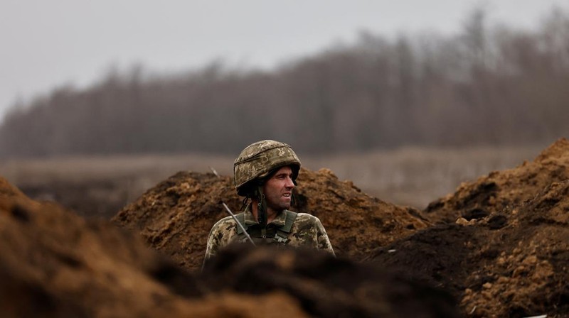 Ukrainian soldiers of the Paratroopers' of 80th brigade fire a mortar shell at a frontline position near Bakhmut, amid Russia's attack on Ukraine, in Donetsk region, Ukraine March 16, 2023. REUTERS/Violeta Santos Moura     TPX IMAGES OF THE DAY