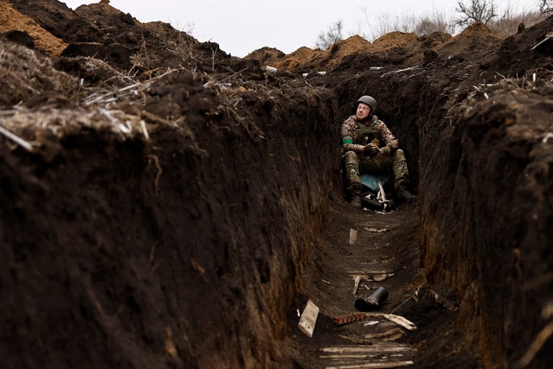 Ukrainian soldiers of the Paratroopers' of 80th brigade fire a mortar shell at a frontline position near Bakhmut, amid Russia's attack on Ukraine, in Donetsk region, Ukraine March 16, 2023. REUTERS/Violeta Santos Moura     TPX IMAGES OF THE DAY