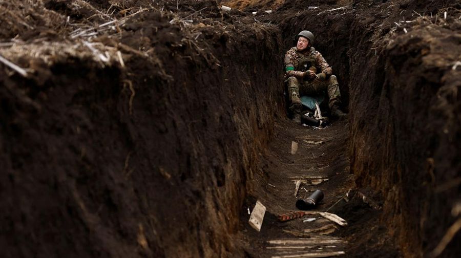 Ukrainian soldiers of the Paratroopers' of 80th brigade fire a mortar shell at a frontline position near Bakhmut, amid Russia's attack on Ukraine, in Donetsk region, Ukraine March 16, 2023. REUTERS/Violeta Santos Moura     TPX IMAGES OF THE DAY