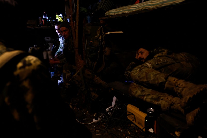 Ukrainian soldiers of the Paratroopers' of 80th brigade fire a mortar shell at a frontline position near Bakhmut, amid Russia's attack on Ukraine, in Donetsk region, Ukraine March 16, 2023. REUTERS/Violeta Santos Moura     TPX IMAGES OF THE DAY