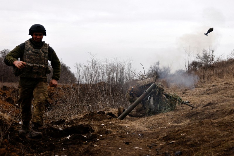 Ukrainian soldiers of the Paratroopers' of 80th brigade fire a mortar shell at a frontline position near Bakhmut, amid Russia's attack on Ukraine, in Donetsk region, Ukraine March 16, 2023. REUTERS/Violeta Santos Moura     TPX IMAGES OF THE DAY