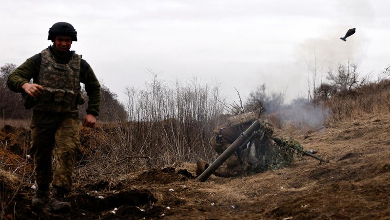 Ukrainian soldiers of the Paratroopers' of 80th brigade fire a mortar shell at a frontline position near Bakhmut, amid Russia's attack on Ukraine, in Donetsk region, Ukraine March 16, 2023. REUTERS/Violeta Santos Moura     TPX IMAGES OF THE DAY