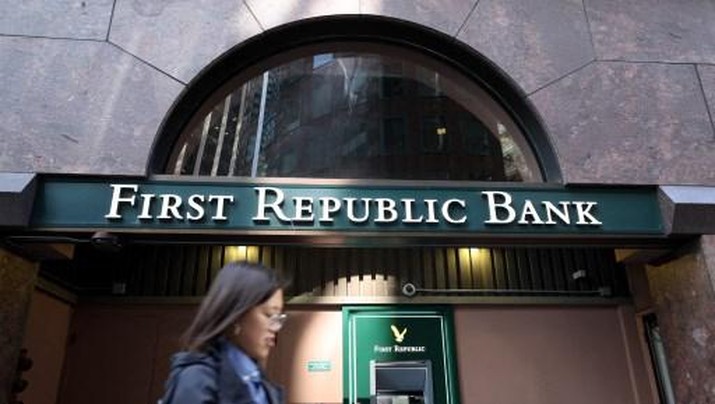 US-FIRST-REPUBLIC-BANK-CONSIDERS-SALE SAN FRANCISCO, CALIFORNIA - MARCH 16: A pedestrian walks by a First Republic Bank office on March 16, 2023 in San Francisco, California. A week after Silicon Valley Bank and Signature Bank failed, First Republic Bank is considering a sale following a dramatic 60 percent drop in its stock price over the past week. The bank also received $70 billion in emergency loans from JP Morgan Chase and the Federal Reserve. Justin Sullivan/Getty Images/AFP (Photo by JUSTIN SULLIVAN / GETTY IMAGES NORTH AMERICA / Getty Images via AFP)