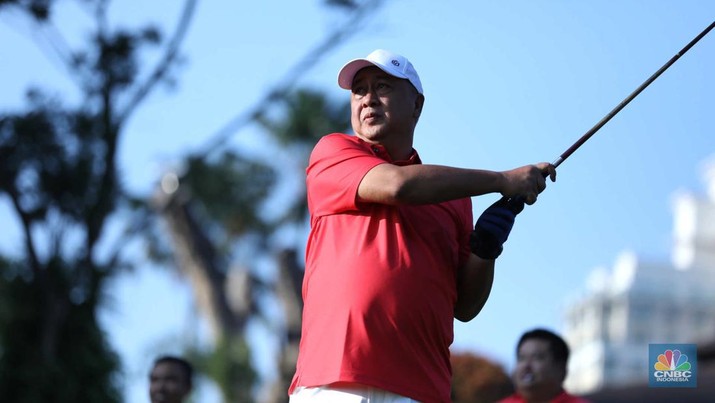 Direktur Utama PT Bank Negara Indonesia (Persero) Tbk Royke ikut serta dalam Golf Economic Outlook Edition pada Sabtu (18/3) di Pondok Indah Golf, Jakarta. (CNBC Indonesia/Tri Susilo)