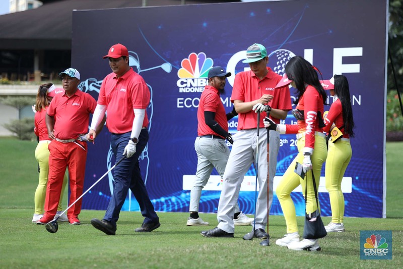 Masih menjadi salah satu rangkaian edisi Economic Outlook, CNBC Indonesia menggelar event golf bertajuk CNBC Indonesia Golf Economic Outlook Edition yang diselenggarakan pada Sabtu, (18/3) di Pondok Indah Golf. Masih menjadi salah satu rangkaian edisi Economic Outlook, CNBC Indonesia menggelar event golf bertajuk CNBC Indonesia Golf Economic Outlook Edition yang diselenggarakan pada Sabtu, (18/3) di Pondok Indah Golf. (CNBC Indonesia/Tri Susilo)