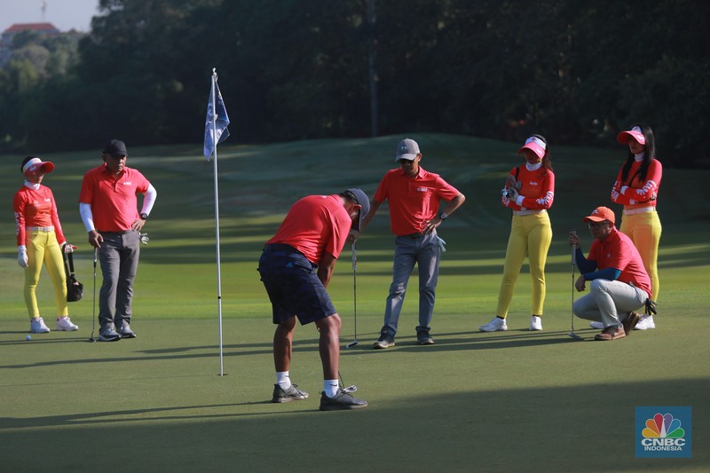 Masih menjadi salah satu rangkaian edisi Economic Outlook, CNBC Indonesia menggelar event golf bertajuk CNBC Indonesia Golf Economic Outlook Edition yang diselenggarakan pada Sabtu, (18/3) di Pondok Indah Golf. Masih menjadi salah satu rangkaian edisi Economic Outlook, CNBC Indonesia menggelar event golf bertajuk CNBC Indonesia Golf Economic Outlook Edition yang diselenggarakan pada Sabtu, (18/3) di Pondok Indah Golf. (CNBC Indonesia/Tri Susilo)