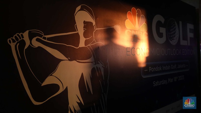 Masih menjadi salah satu rangkaian edisi Economic Outlook, CNBC Indonesia menggelar event golf bertajuk CNBC Indonesia Golf Economic Outlook Edition yang diselenggarakan pada Sabtu, (18/3) di Pondok Indah Golf. Masih menjadi salah satu rangkaian edisi Economic Outlook, CNBC Indonesia menggelar event golf bertajuk CNBC Indonesia Golf Economic Outlook Edition yang diselenggarakan pada Sabtu, (18/3) di Pondok Indah Golf. (CNBC Indonesia/Tri Susilo)