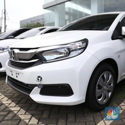 Penjualan Mobil Anjlok: Ekonomi Lesu, Rupiah Lemah, Bunga Selangit