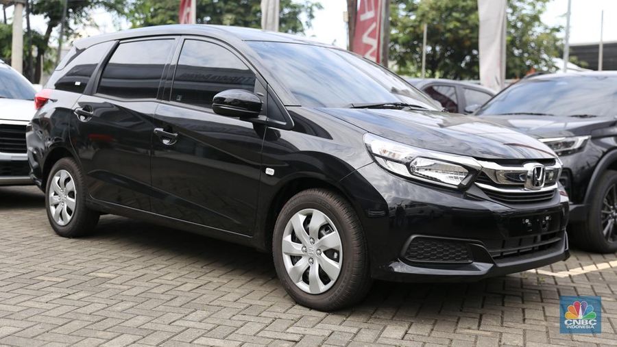 Penjualan mobil Honda Mobilio kian menyusut pada salah satu showroom Honda di Kawasan Kota Bekasi pada (18/3). (CNBC Indonesia/Tias Budiarto)