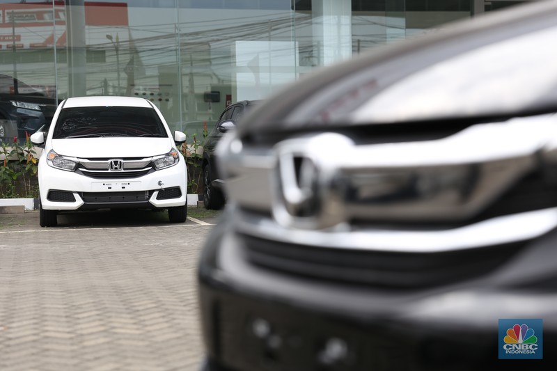Penjualan mobil Nissan Livina kian menyusut pada salah satu showroom Nissan di Kawasan Kota Bekasi pada (18/3). (CNBC Indonesia/Tias Budiarto)