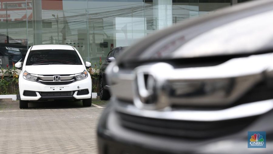 Penjualan mobil Honda Mobilio kian menyusut pada salah satu showroom Honda di Kawasan Kota Bekasi pada (18/3). (վ/Tias Budiarto)