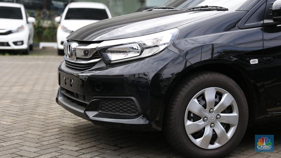 Penjualan mobil Honda Mobilio kian menyusut pada salah satu showroom Honda di Kawasan Kota Bekasi pada (18/3). (CNBC Indonesia/Tias Budiarto)