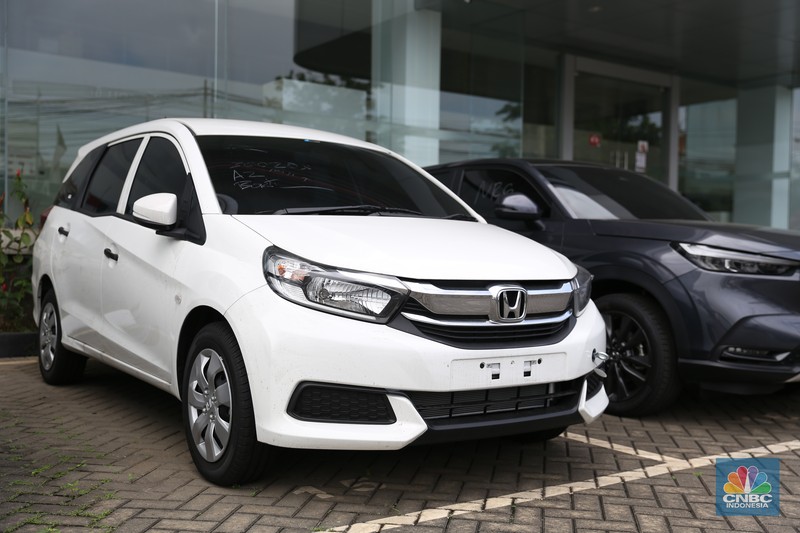 Penjualan mobil Nissan Livina kian menyusut pada salah satu showroom Nissan di Kawasan Kota Bekasi pada (18/3). Penjualan mobil Nissan Livina kian menyusut pada salah satu showroom Nissan di Kawasan Kota Bekasi pada (18/3). (CNBC Indonesia/Tias Budiarto)
