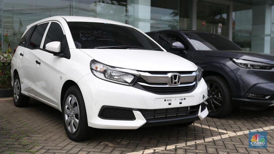 Penjualan mobil Nissan Livina kian menyusut pada salah satu showroom Nissan di Kawasan Kota Bekasi pada (18/3). (CNBC Indonesia/Tias Budiarto)