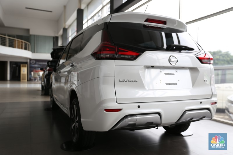 Penjualan mobil Nissan Livina kian menyusut pada salah satu showroom Nissan di Kawasan Kota Bekasi pada (18/3). Penjualan mobil Nissan Livina kian menyusut pada salah satu showroom Nissan di Kawasan Kota Bekasi pada (18/3). (CNBC Indonesia/Tias Budiarto)