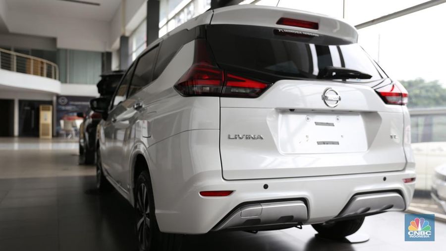 Penjualan mobil Nissan Livina kian menyusut pada salah satu showroom Nissan di Kawasan Kota Bekasi pada (18/3). (CNBC Indonesia/Tias Budiarto)