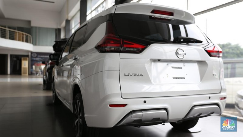 Penjualan mobil Nissan Livina kian menyusut pada salah satu showroom Nissan di Kawasan Kota Bekasi pada (18/3). (CNBC Indonesia/Tias Budiarto)