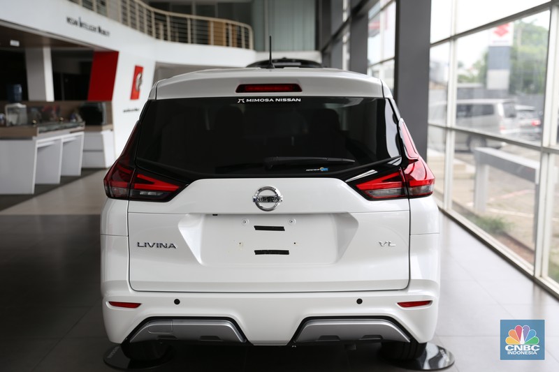 Penjualan mobil Nissan Livina kian menyusut pada salah satu showroom Nissan di Kawasan Kota Bekasi pada (18/3). Penjualan mobil Nissan Livina kian menyusut pada salah satu showroom Nissan di Kawasan Kota Bekasi pada (18/3). (CNBC Indonesia/Tias Budiarto)