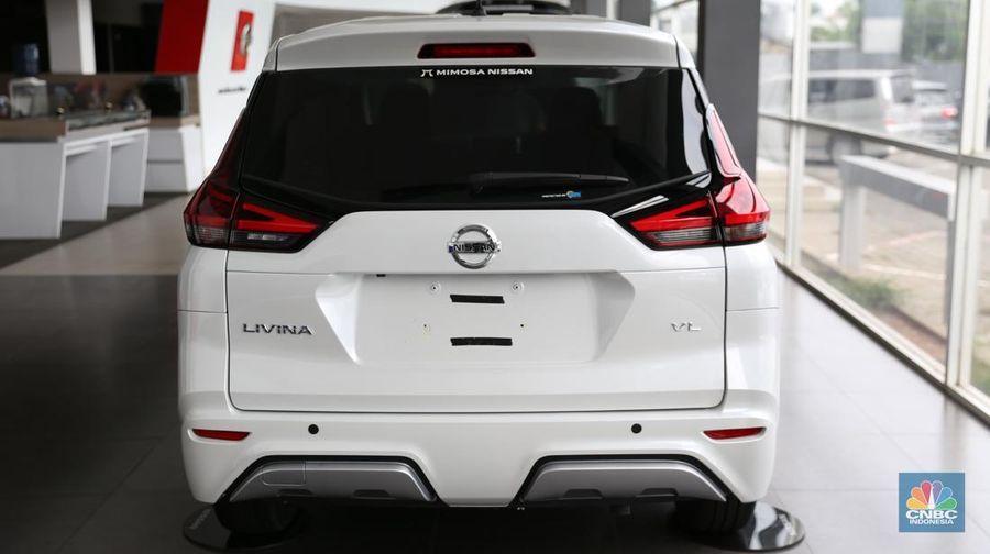 Penjualan mobil Nissan Livina kian menyusut pada salah satu showroom Nissan di Kawasan Kota Bekasi pada (18/3). (CNBC Indonesia/Tias Budiarto)