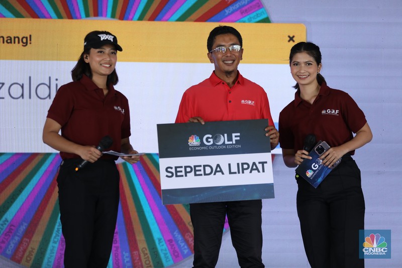 Masih menjadi salah satu rangkaian edisi Economic Outlook, CNBC Indonesia menggelar event golf bertajuk CNBC Indonesia Golf Economic Outlook Edition yang diselenggarakan pada Sabtu, (18/3) di Pondok Indah Golf. Masih menjadi salah satu rangkaian edisi Economic Outlook, CNBC Indonesia menggelar event golf bertajuk CNBC Indonesia Golf Economic Outlook Edition yang diselenggarakan pada Sabtu, (18/3) di Pondok Indah Golf. (CNBC Indonesia/Tri Susilo)