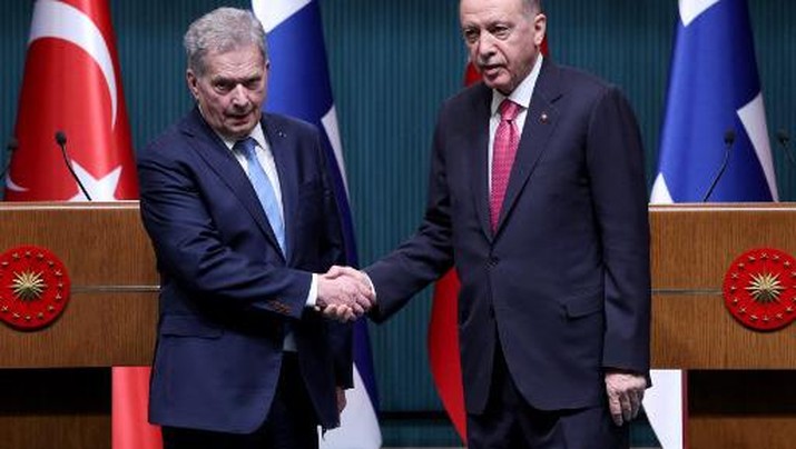 TURKEY-FINLAND-POLITICS-D?PLOMACY Turkish President Recep Tayyip Erdogan (R) shakes hands with Finnish President Sauli Niinisto (L) following a joint press conference held after their meeting at the Presidential Complex in Ankara, on March 17, 2023. (Photo by Adem ALTAN / AFP)