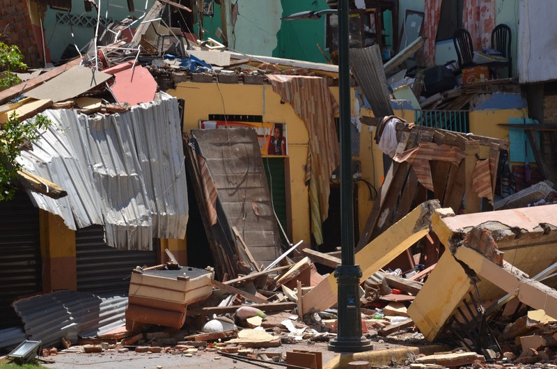 Tim penyelamat bekerja di rumah yang runtuh setelah gempa berkekuatan 6,5 melanda dekat pukul 12:12 siang pada 18 Maret 2023 di Machala, Ekuador. Tim penyelamat bekerja di rumah yang runtuh setelah gempa berkekuatan 6,5 melanda dekat pukul 12:12 siang pada 18 Maret 2023 di Machala, Ekuador. Pusat gempa terletak 6 kilometer utara timur laut Balao, di provinsi El Oro. Sejauh ini pihak berwenang mengkonfirmasi 13 orang tewas. (Jorge Sanchez/Agencia Press South/Getty Images)