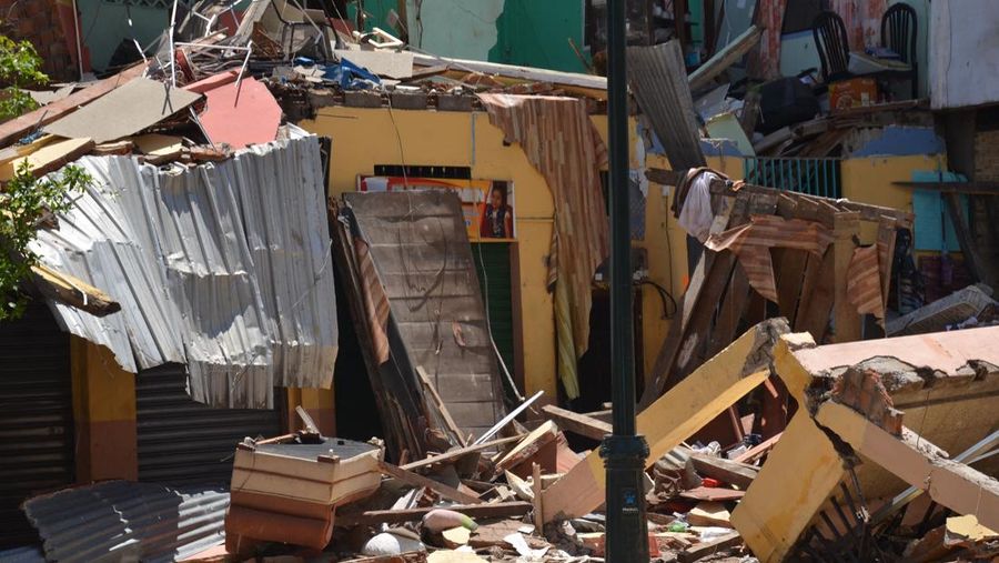 Tim penyelamat bekerja di rumah yang runtuh setelah gempa berkekuatan 6,5 melanda dekat pukul 12:12 siang pada 18 Maret 2023 di Machala, Ekuador. Pusat gempa terletak 6 kilometer utara timur laut Balao, di provinsi El Oro. Sejauh ini pihak berwenang mengkonfirmasi 13 orang tewas. (Jorge Sanchez/Agencia Press South/Getty Images)