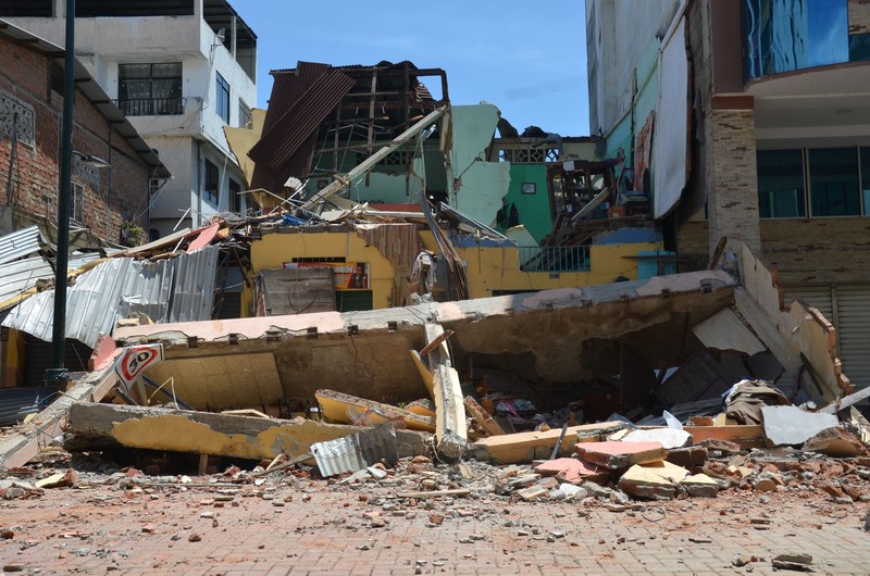 Tim penyelamat bekerja di rumah yang runtuh setelah gempa berkekuatan 6,5 melanda dekat pukul 12:12 siang pada 18 Maret 2023 di Machala, Ekuador. Tim penyelamat bekerja di rumah yang runtuh setelah gempa berkekuatan 6,5 melanda dekat pukul 12:12 siang pada 18 Maret 2023 di Machala, Ekuador. Pusat gempa terletak 6 kilometer utara timur laut Balao, di provinsi El Oro. Sejauh ini pihak berwenang mengkonfirmasi 13 orang tewas. (Jorge Sanchez/Agencia Press South/Getty Images)