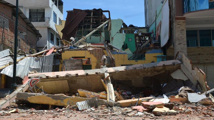 Tim penyelamat bekerja di rumah yang runtuh setelah gempa berkekuatan 6,5 melanda dekat pukul 12:12 siang pada 18 Maret 2023 di Machala, Ekuador. Pusat gempa terletak 6 kilometer utara timur laut Balao, di provinsi El Oro. Sejauh ini pihak berwenang mengkonfirmasi 13 orang tewas. (Jorge Sanchez/Agencia Press South/Getty Images)