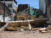 Gempa Guncang Ekuador, Mobil Gepeng Rumah Ambruk ke Laut