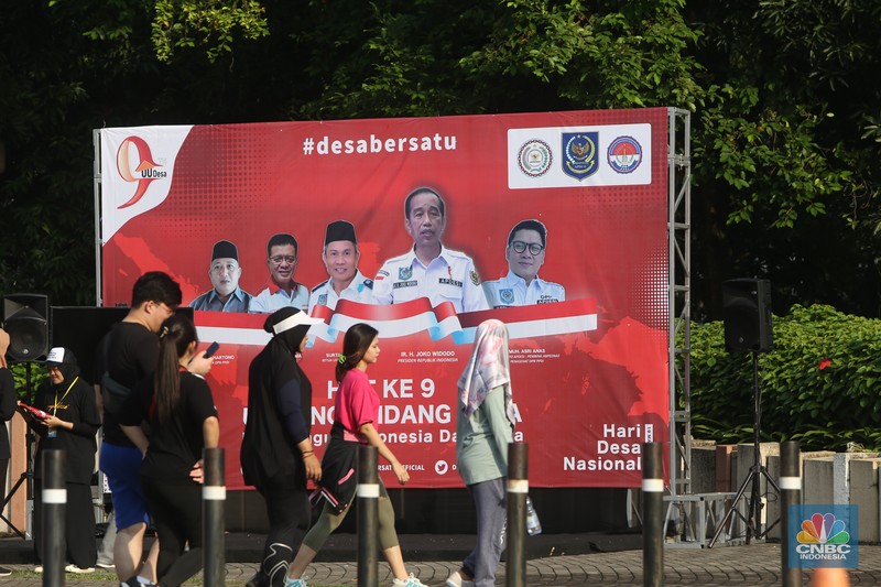 Ribuan kepala desa berkumpul di Parkir Timur Senayan di kawasan Gelora Bung Karno (GBK), Jakarta Minggu (19/3) ini. Salah satu agenda para kepala desa adalah meminta pemerintahan Presiden Jokowi menaikkan anggaran Dana Desa 2024 sebesar 10 persen. (CNBC Indonesia/Tias Budiarto)