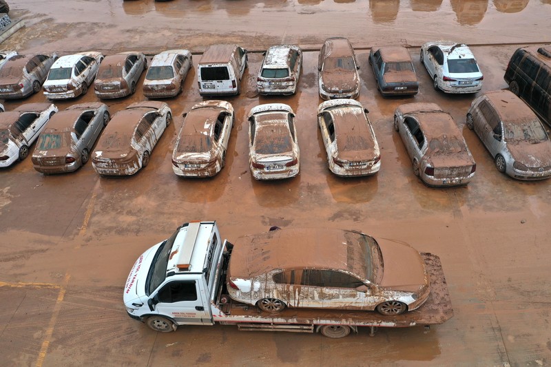 Kendaraan yang terjebak dalam lumpur di tempat parkir yang terendam banjir dekat Museum Arkeologi Sanliurfa dievakuasi, difoto, didokumentasikan, dan diparkir di tempat terbuka setelah hujan lebat menyebabkan banjir di Sanliurfa, Turkiye pada 18 Maret 2023. Kendaraan yang terjebak dalam lumpur di tempat parkir yang terendam banjir dekat Museum Arkeologi Sanliurfa dievakuasi, difoto, didokumentasikan, dan diparkir di tempat terbuka setelah hujan lebat menyebabkan banjir di Sanliurfa, Turkiye pada 18 Maret 2023. (Mehmet Akif Parlak/Anadolu Agency via Getty Images)