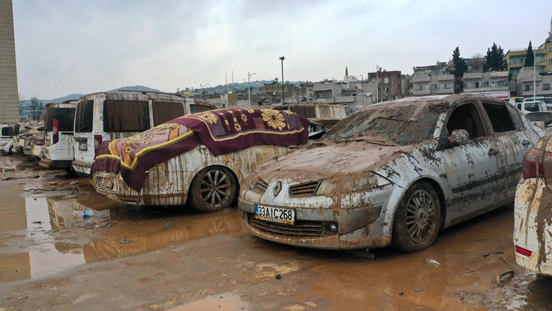 Kendaraan yang terjebak dalam lumpur di tempat parkir yang terendam banjir dekat Museum Arkeologi Sanliurfa dievakuasi, difoto, didokumentasikan, dan diparkir di tempat terbuka setelah hujan lebat menyebabkan banjir di Sanliurfa, Turkiye pada 18 Maret 2023. (Mehmet Akif Parlak/Anadolu Agency via Getty Images)