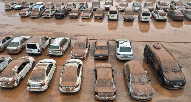 Kendaraan yang terjebak dalam lumpur di tempat parkir yang terendam banjir dekat Museum Arkeologi Sanliurfa dievakuasi, difoto, didokumentasikan, dan diparkir di tempat terbuka setelah hujan lebat menyebabkan banjir di Sanliurfa, Turkiye pada 18 Maret 2023. Kendaraan yang terjebak dalam lumpur di tempat parkir yang terendam banjir dekat Museum Arkeologi Sanliurfa dievakuasi, difoto, didokumentasikan, dan diparkir di tempat terbuka setelah hujan lebat menyebabkan banjir di Sanliurfa, Turkiye pada 18 Maret 2023. (Mehmet Akif Parlak/Anadolu Agency via Getty Images)