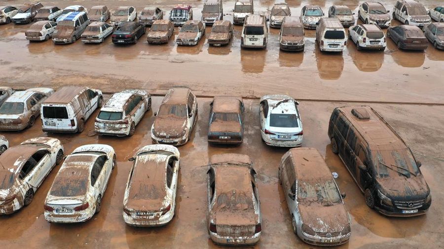Kendaraan yang terjebak dalam lumpur di tempat parkir yang terendam banjir dekat Museum Arkeologi Sanliurfa dievakuasi, difoto, didokumentasikan, dan diparkir di tempat terbuka setelah hujan lebat menyebabkan banjir di Sanliurfa, Turkiye pada 18 Maret 2023. (Mehmet Akif Parlak/Anadolu Agency via Getty Images)