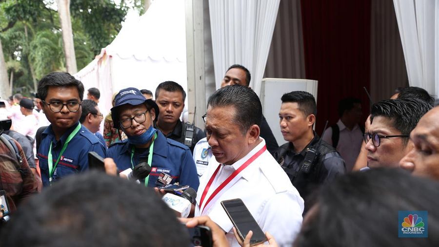 Ketua Majelis Permusyawaratan Rakyat (MPR) Bambang Soesatyo atau Bamsoet memberikan sambutan saat peringatan Hari Desa Nasional di Gelora Bung Karno (GBK), Jakarta pada (19/3), Bamsoet menyebut tak ada yang bisa mengalahkan Presiden Jokowi hingga saat ini. (CNBC Indonesia/Tias Budiarto)