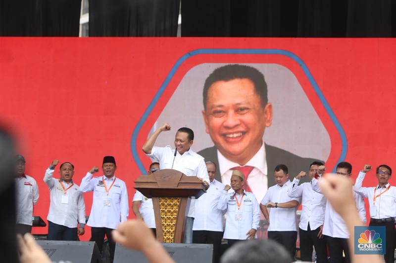 Ribuan kepala desa berkumpul di Parkir Timur Senayan di kawasan Gelora Bung Karno (GBK), Jakarta Minggu (19/3) ini. Salah satu agenda para kepala desa adalah meminta pemerintahan Presiden Jokowi menaikkan anggaran Dana Desa 2024 sebesar 10 persen. (CNBC Indonesia/Tias Budiarto)