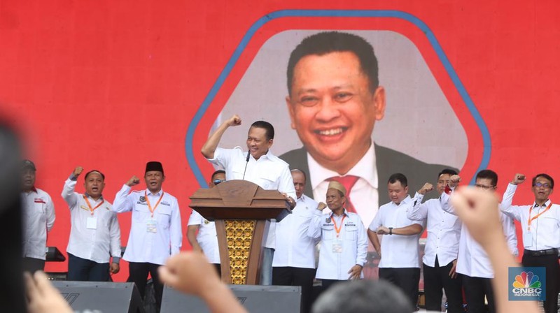 Ribuan kepala desa berkumpul di Parkir Timur Senayan di kawasan Gelora Bung Karno (GBK), Jakarta Minggu (19/3) ini. Salah satu agenda para kepala desa adalah meminta pemerintahan Presiden Jokowi menaikkan anggaran Dana Desa 2024 sebesar 10 persen. (CNBC Indonesia/Tias Budiarto)