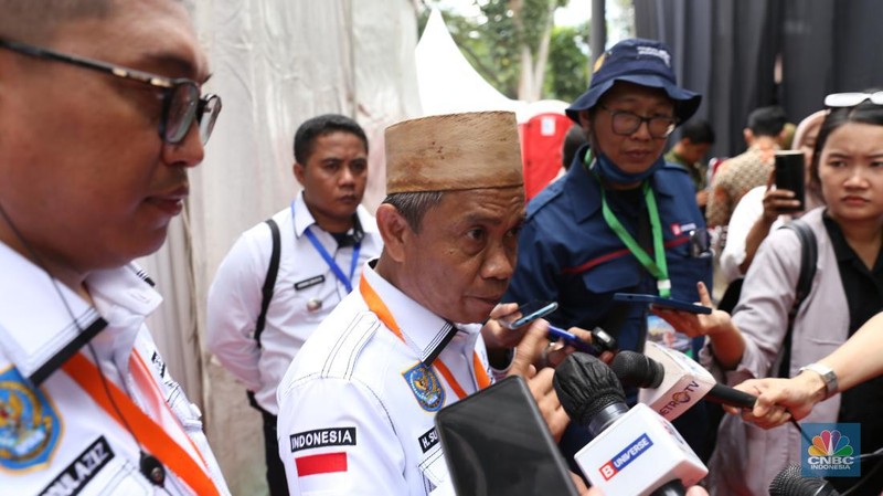 Ribuan kepala desa berkumpul di Parkir Timur Senayan di kawasan Gelora Bung Karno (GBK), Jakarta Minggu (19/3) ini. Salah satu agenda para kepala desa adalah meminta pemerintahan Presiden Jokowi menaikkan anggaran Dana Desa 2024 sebesar 10 persen. (CNBC Indonesia/Tias Budiarto)