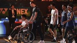 Ahsan Tinggalkan Lapangan dengan Kursi Roda, Dipapah Menuju Podium