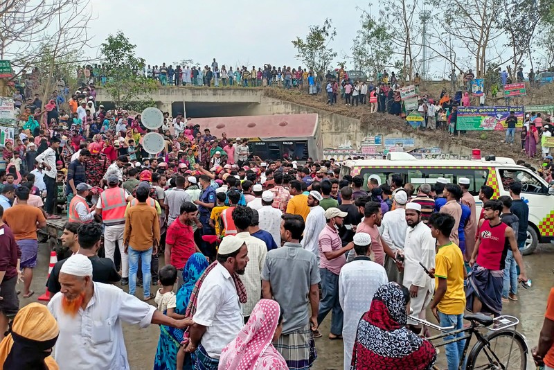 Petugas pemadam kebakaran memadamkan bus yang mengalami kecelakaan di Madaripur pada 19 Maret 2023. - Setidaknya 17 orang tewas dan hingga 25 lainnya luka-luka pada 19 Maret di Bangladesh setelah sebuah bus menabrak pagar jalan raya dan jatuh ke selokan pinggir jalan, menurut polisi. Petugas pemadam kebakaran memadamkan bus yang mengalami kecelakaan di Madaripur pada 19 Maret 2023. - Setidaknya 17 orang tewas dan hingga 25 lainnya luka-luka pada 19 Maret di Bangladesh setelah sebuah bus menabrak pagar jalan raya dan jatuh ke selokan pinggir jalan, menurut polisi. (-/AFP via Getty Images)