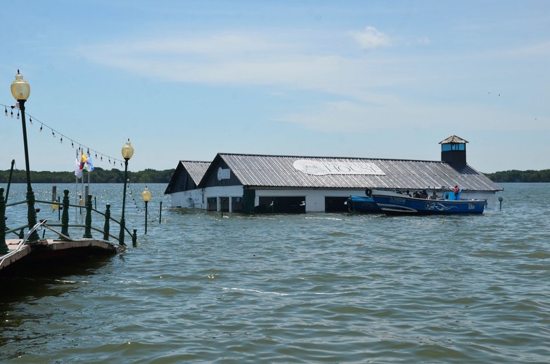 Tim penyelamat bekerja di rumah yang runtuh setelah gempa berkekuatan 6,5 melanda dekat pukul 12:12 siang pada 18 Maret 2023 di Machala, Ekuador. Pusat gempa terletak 6 kilometer utara timur laut Balao, di provinsi El Oro. Sejauh ini pihak berwenang mengkonfirmasi 13 orang tewas. (Jorge Sanchez/Agencia Press South/Getty Images)