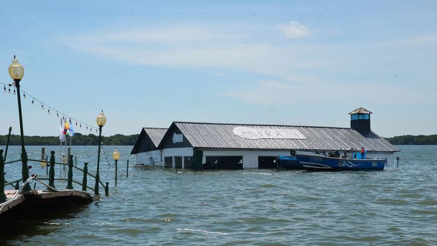 Tim penyelamat bekerja di rumah yang runtuh setelah gempa berkekuatan 6,5 melanda dekat pukul 12:12 siang pada 18 Maret 2023 di Machala, Ekuador. Pusat gempa terletak 6 kilometer utara timur laut Balao, di provinsi El Oro. Sejauh ini pihak berwenang mengkonfirmasi 13 orang tewas. (Jorge Sanchez/Agencia Press South/Getty Images)