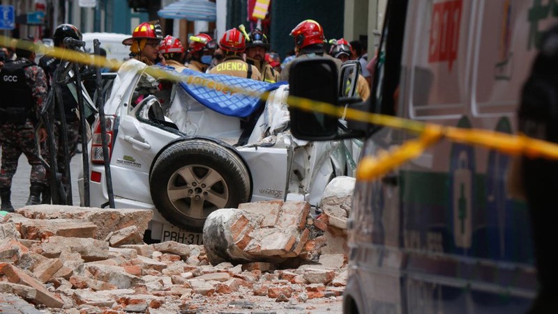Tim penyelamat bekerja di rumah yang runtuh setelah gempa berkekuatan 6,5 melanda dekat pukul 12:12 siang pada 18 Maret 2023 di Machala, Ekuador. Pusat gempa terletak 6 kilometer utara timur laut Balao, di provinsi El Oro. Sejauh ini pihak berwenang mengkonfirmasi 13 orang tewas. (Jorge Sanchez/Agencia Press South/Getty Images)